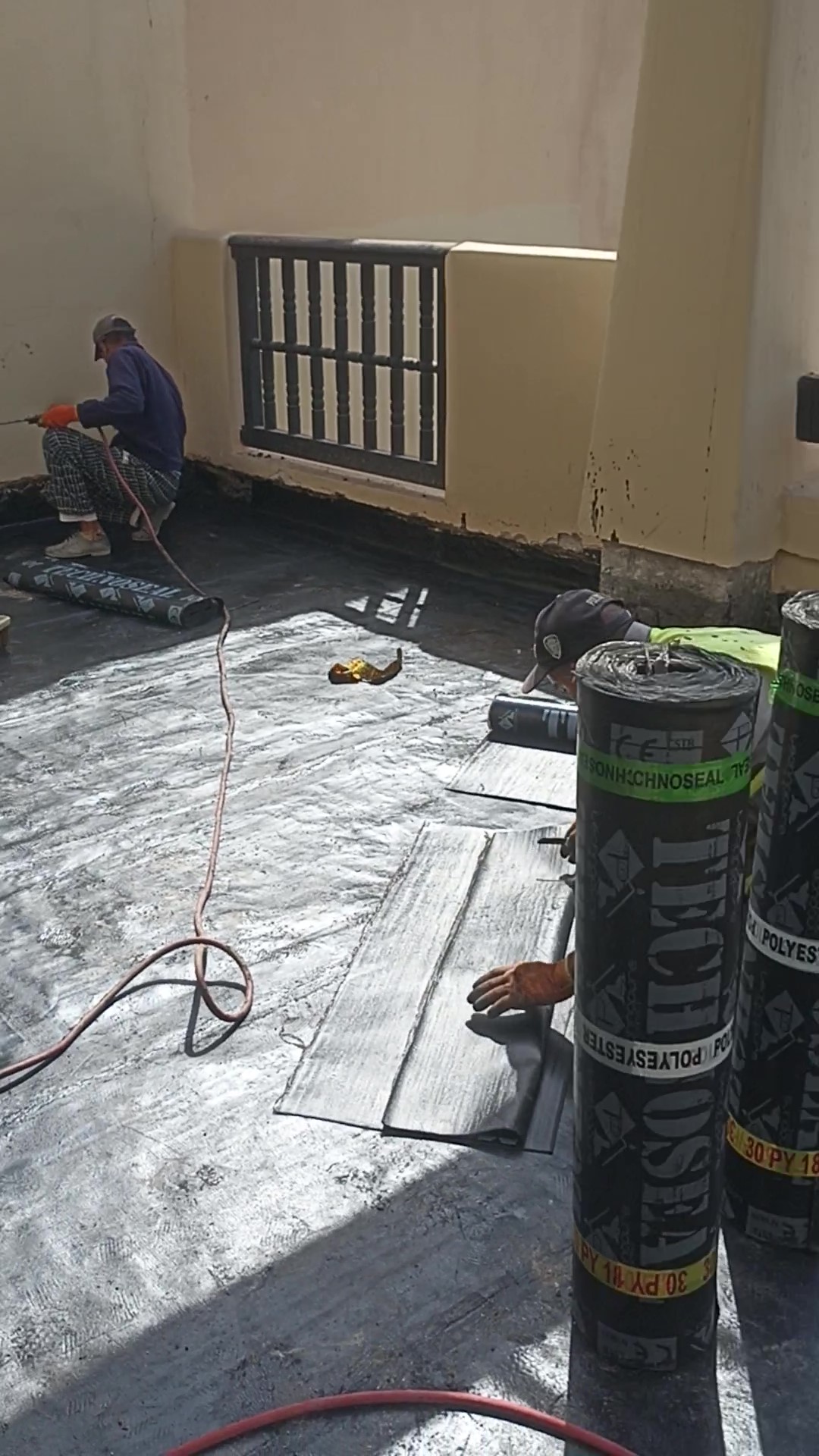 Pose de membrane d'étanchéité sur terrasse