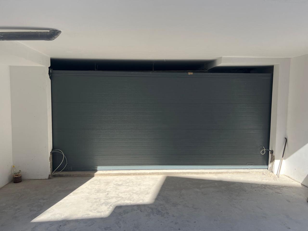Porte sectionnelle de garage installée