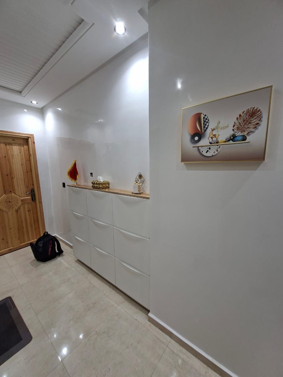 Hall d'entrée rénové avec finitions intérieures et menuiserie